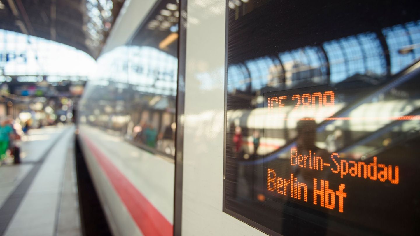 Die Fernzüge der Deutschen Bahn halten ab Februar seltener am Berliner Bahnhof Spandau. (Archivbild) Foto: Gregor Fischer/dpa