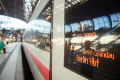 Die Fernzüge der Deutschen Bahn halten ab Februar seltener am Berliner Bahnhof Spandau. (Archivbild) Foto: Gregor Fischer/dpa