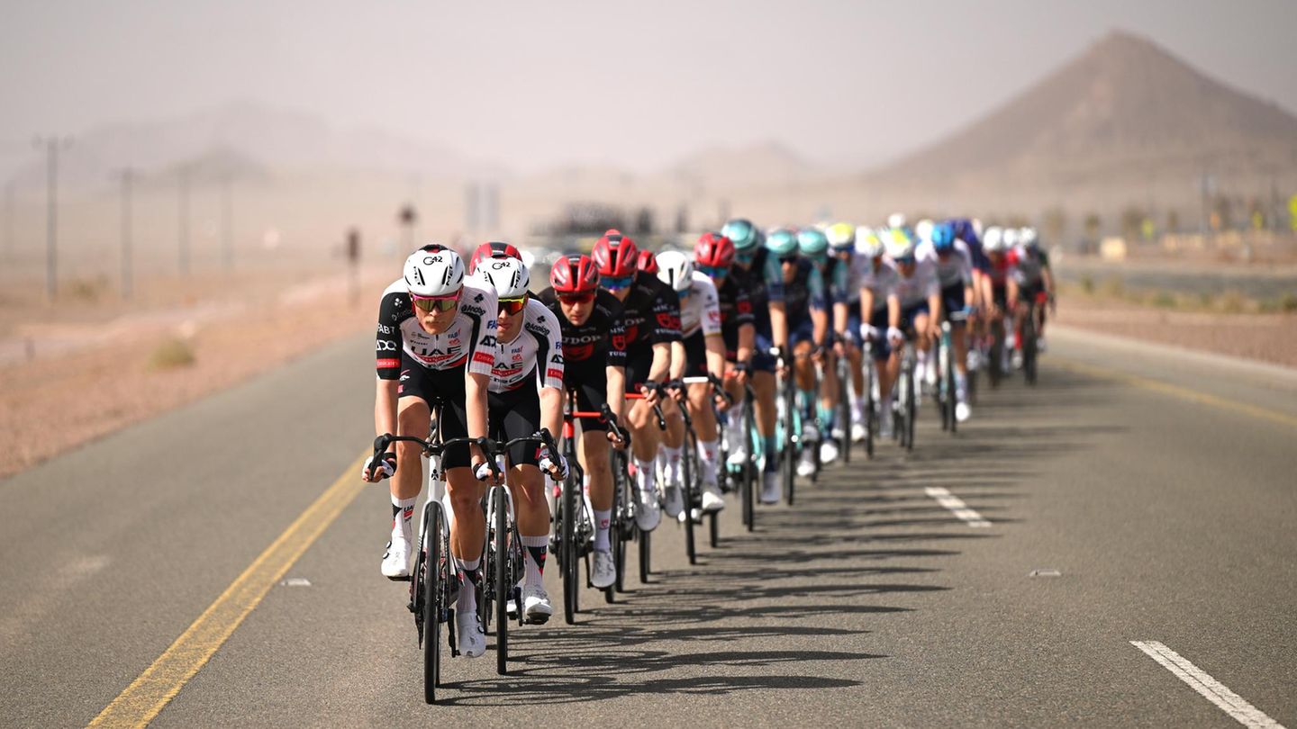 Bir Jaydah Mountain Wirkah, Vereinigte Arabische Emirate. Wie an der Perlenschnur aufgezogen rasen diese Radfahrer durch die Wüste. Sie fahren gerade die 3. Etappe der Alula Tour 2026 – eine von vielen Sportveranstaltungen, in der das Land versucht, sein internationales Image aufzupolieren