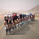 Bir Jaydah Mountain Wirkah, Vereinigte Arabische Emirate. Wie an der Perlenschnur aufgezogen rasen diese Radfahrer durch die Wüste. Sie fahren gerade die 3. Etappe der Alula Tour 2026 – eine von vielen Sportveranstaltungen, in der das Land versucht, sein internationales Image aufzupolieren