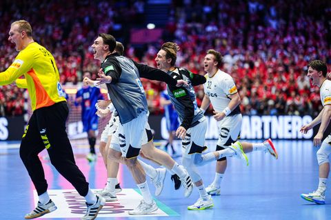 Die DHB-Spieler laufen nach Abpfiff des letzten Hauptrundenspiels bei der Handball-EM auf die Platte