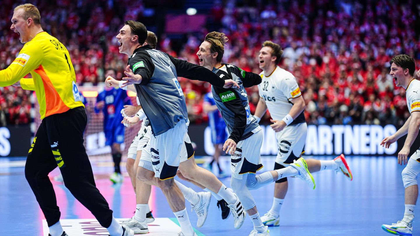 Die DHB-Spieler laufen nach Abpfiff des letzten Hauptrundenspiels bei der Handball-EM auf die Platte