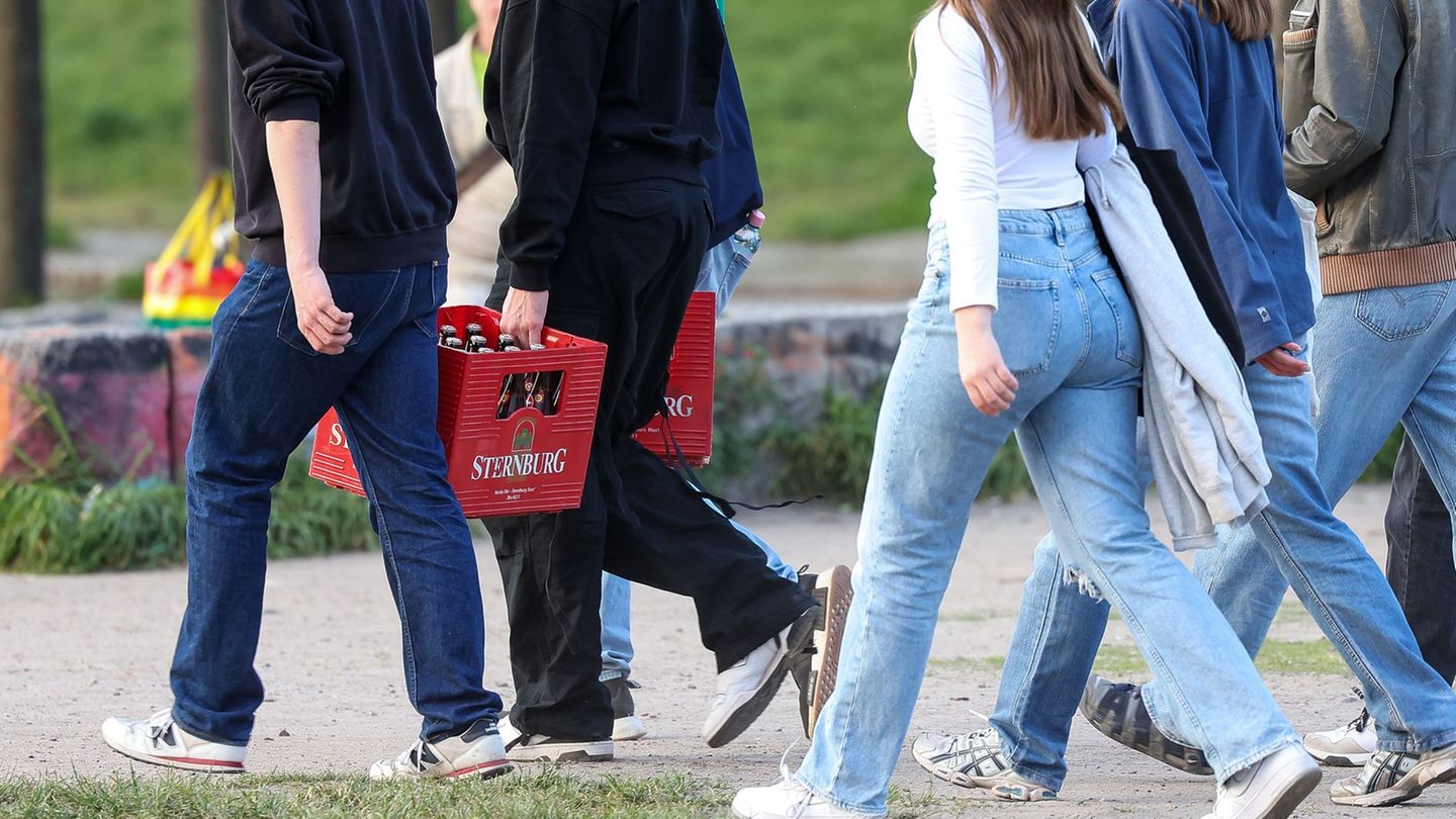 Alkoholhaltige Getränke können schmecken ‒ aber in hohen Mengen auch gefährlich werden. (Symbolbild) Foto: Gerald Matzka/dpa