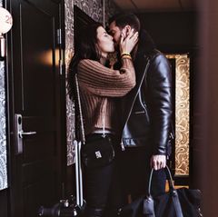 Alibi: Paar küsst sich heimlich vor Hotelzimmer