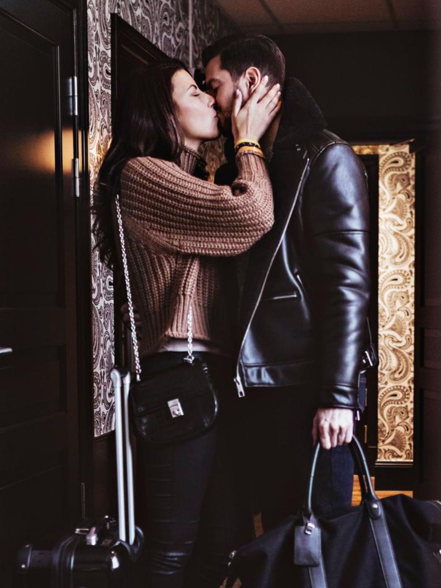 Alibi: Paar küsst sich heimlich vor Hotelzimmer