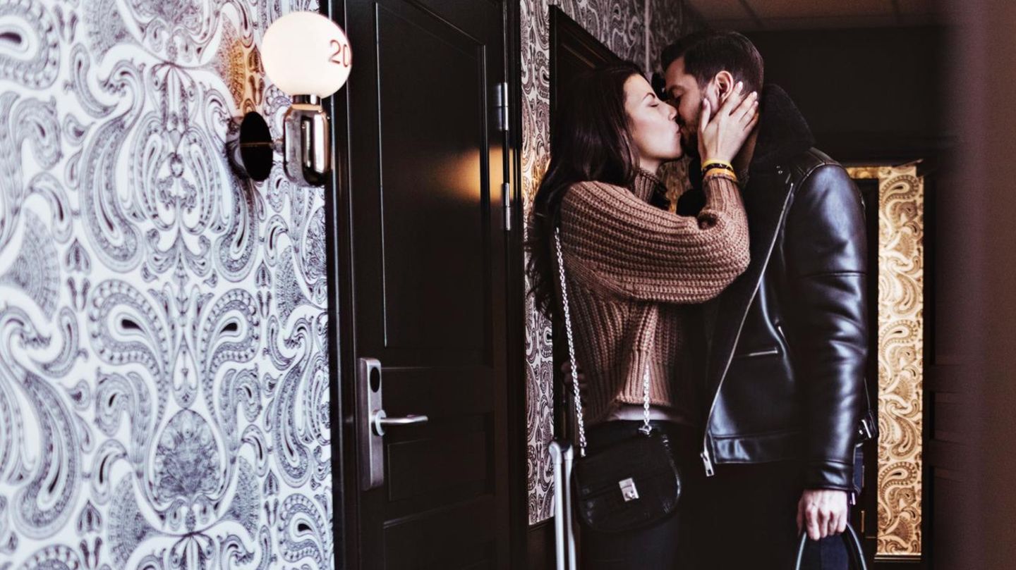 Alibi: Paar küsst sich heimlich vor Hotelzimmer