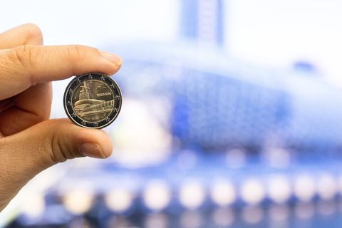 Das Klimahaus Bremerhaven ist ab sofort auf Millionen Zwei-Euro-Münzen abgebildet. Foto: Markus Hibbeler/dpa