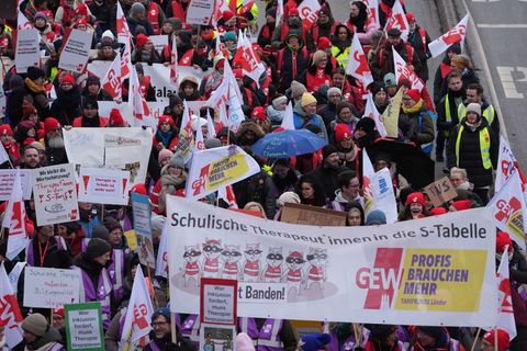 Laut GEW gingen in Hamburg rund 2.500 Beschäftigte auf die Straße. Foto: Marcus Brandt/dpa