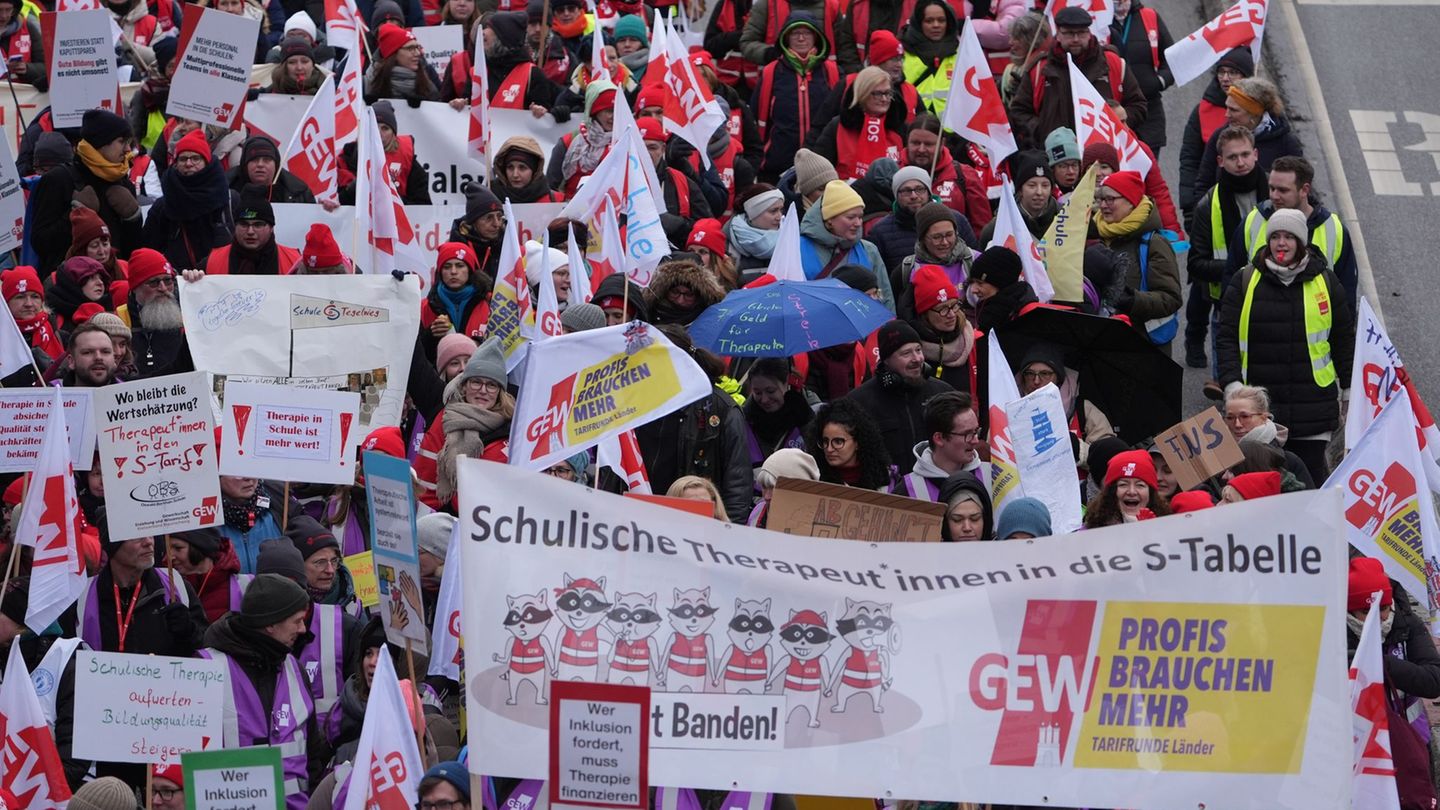 Laut GEW gingen in Hamburg rund 2.500 Beschäftigte auf die Straße. Foto: Marcus Brandt/dpa