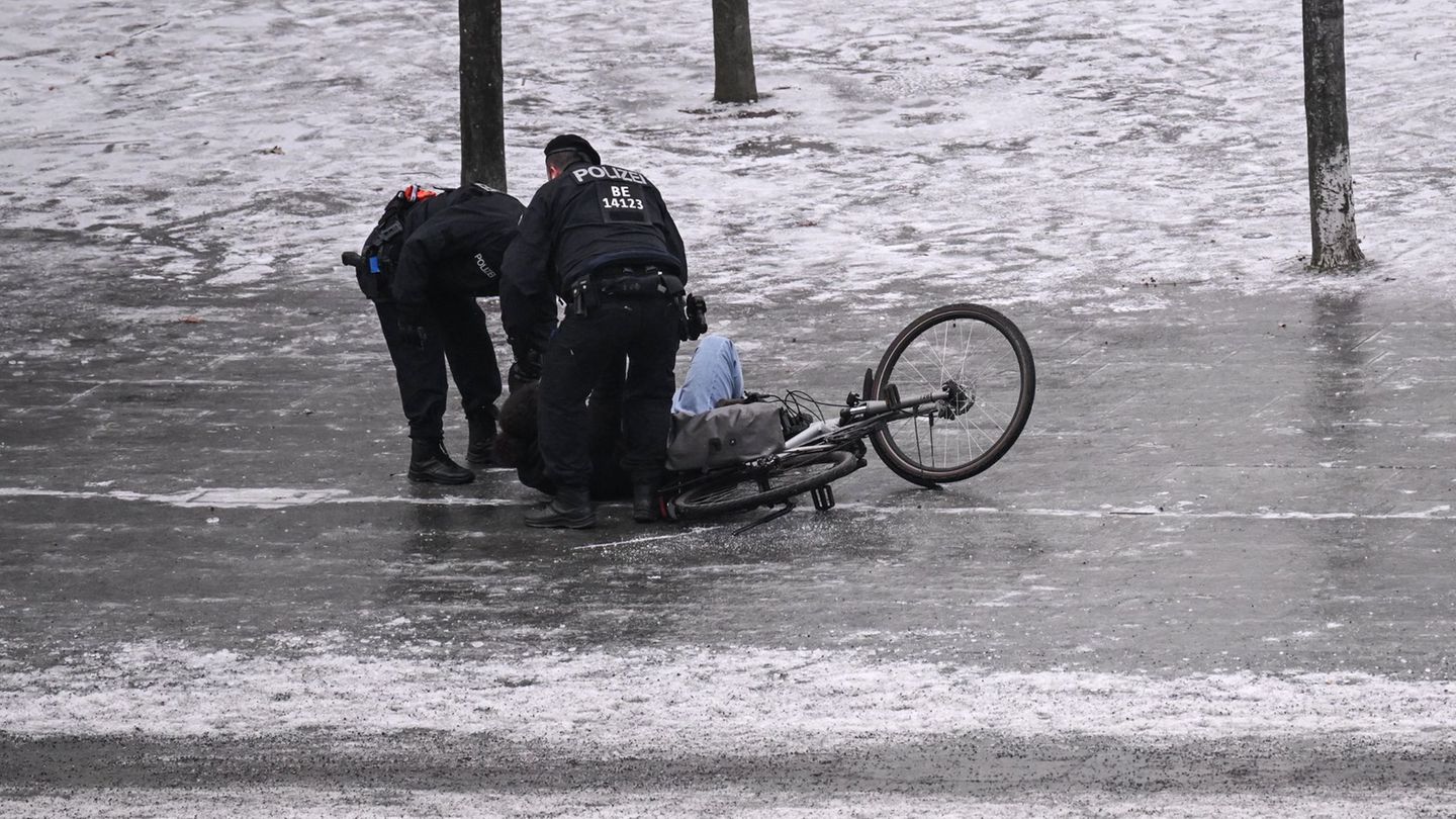 In Berlin ist es überall in der Stadt spiegelglatt, die Unfallgefahr für Fußgänger oder Radfahrer ist hoch. Foto: Britta Pederse