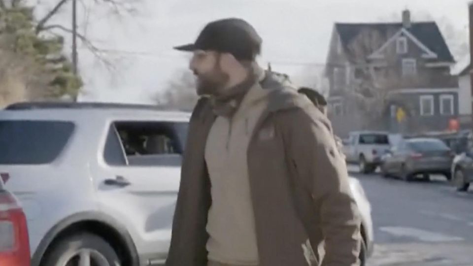 Alex Pretti gerät mit ICE Beamten aneinander.