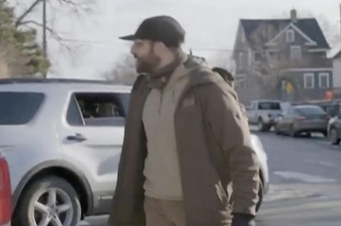 Alex Pretti gerät mit ICE Beamten aneinander.