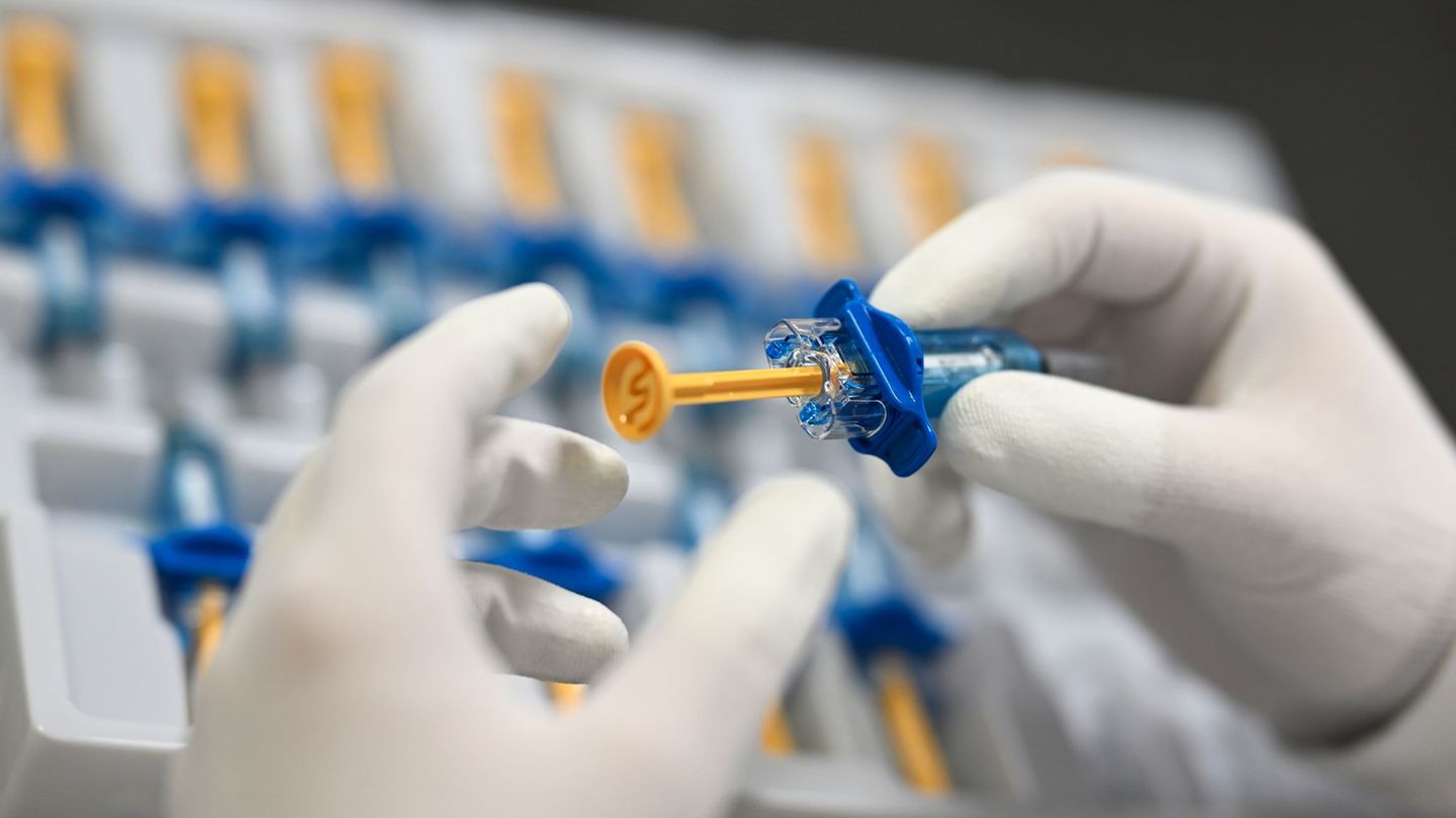 Bei Vetter Pharma werden injizierbare Medikamente keimfrei in Spritzen und kleine Glasbehälter abgefüllt und verpackt. (Symbolbi