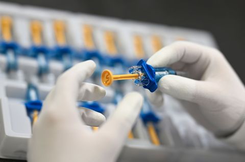 Bei Vetter Pharma werden injizierbare Medikamente keimfrei in Spritzen und kleine Glasbehälter abgefüllt und verpackt. (Symbolbi