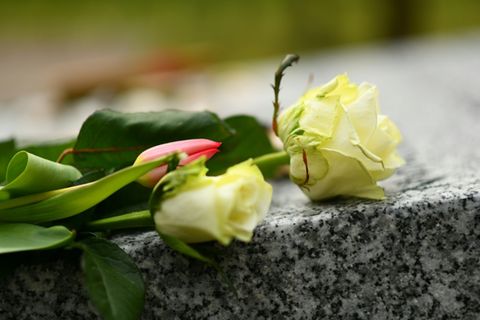 Blumen auf Grabstein