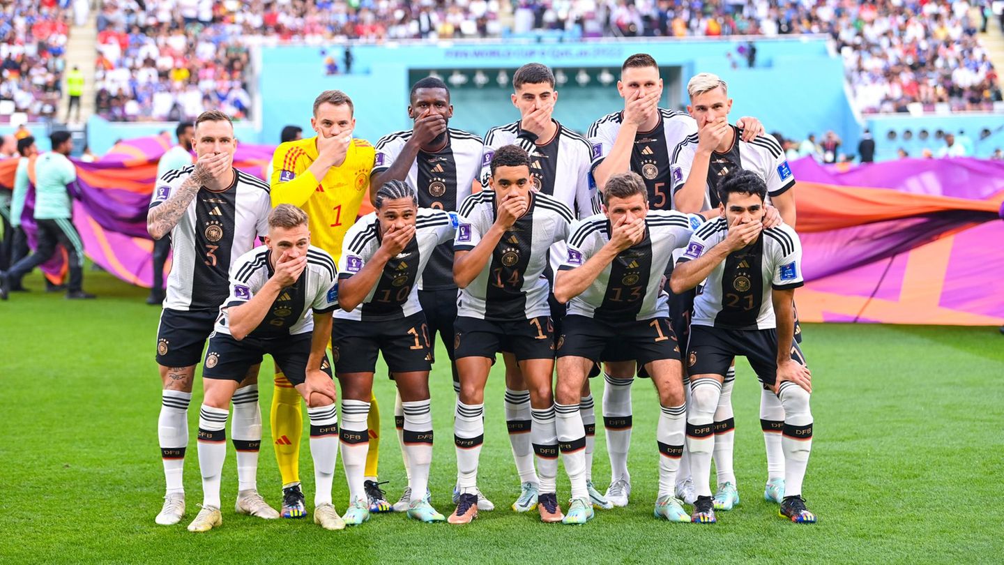 Die WM in Katar ist im Vorfeld weltweit heftig umstritten, aber nur in Deutschland wird ernsthaft über einen Boykott diskutiert. Gründe sind Menschenrechtsverletzungen durch Katar. Besonders die mutmaßlich Tausenden von Toten unter den Bauarbeitern, die die WM-Stadien errichtet haben, und die Unterdrückung Homosexueller in dem streng muslimischen Land lösen massive Kritik aus. Am Ende steht die DFB-Elf ziemlich alleine da, eine Protestaktion der Mannschaft vor dem ersten Gruppenspiel (Hand vorm Mund beim Teamfoto) gegen Japan löst international eher Unverständnis und Häme aus. Was stattfindet, ist ein Leistungsboykott der deutschen Mannschaft, die nach der Vorrunde rausfliegt