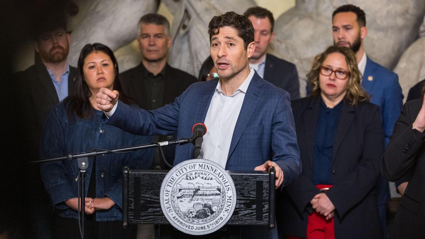 Jacob Frey, spricht während einer Pressekonferenz im Rathaus von Minneapolis