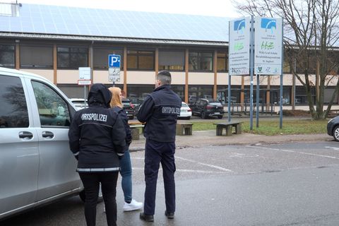 Am Vormittag sicherte die Polizei die Schule. Foto: Thorsten Kremers/dpa