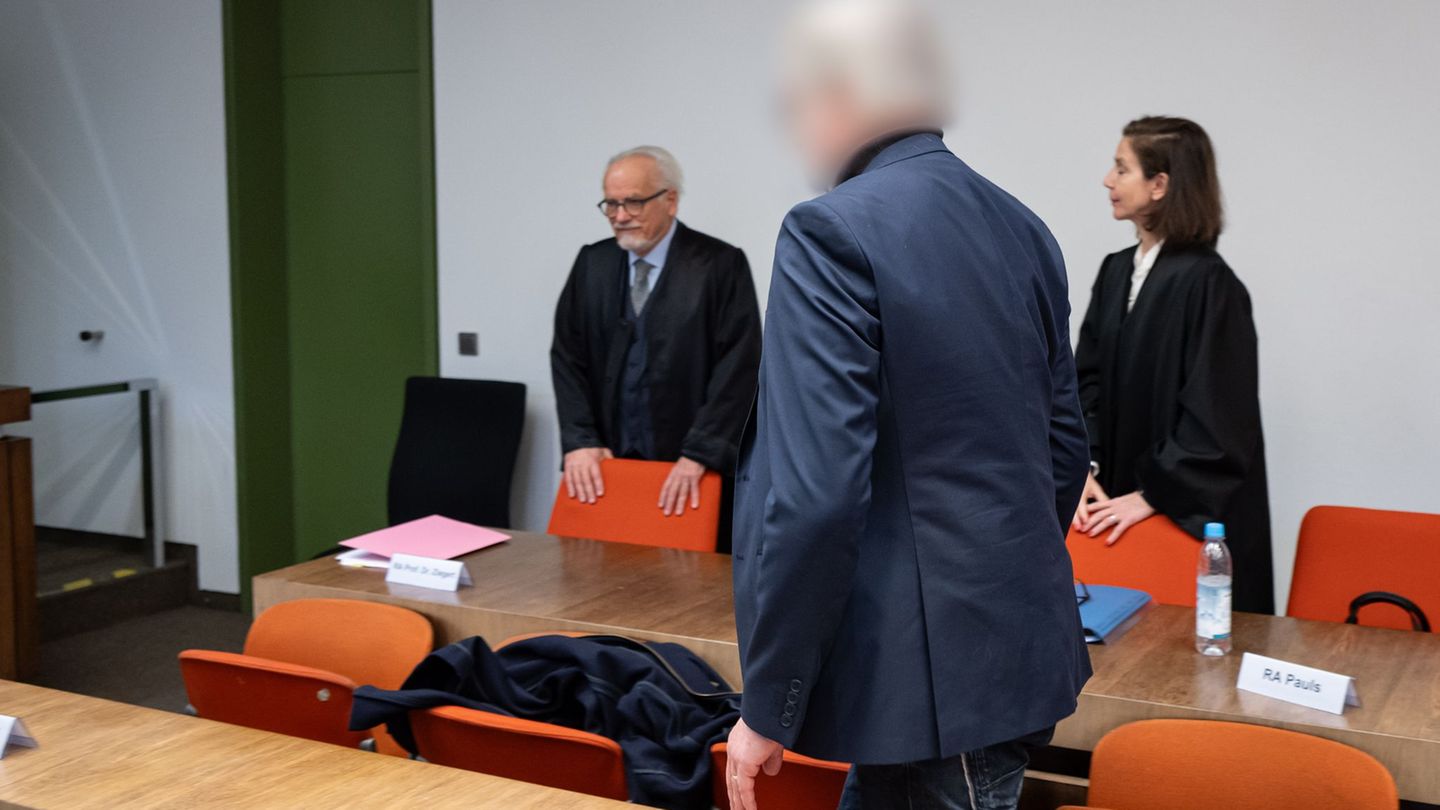 Vor Gericht erschien nur einer der beiden Angeklagten. (Archivbild) Foto: Lukas Barth-Tuttas/dpa