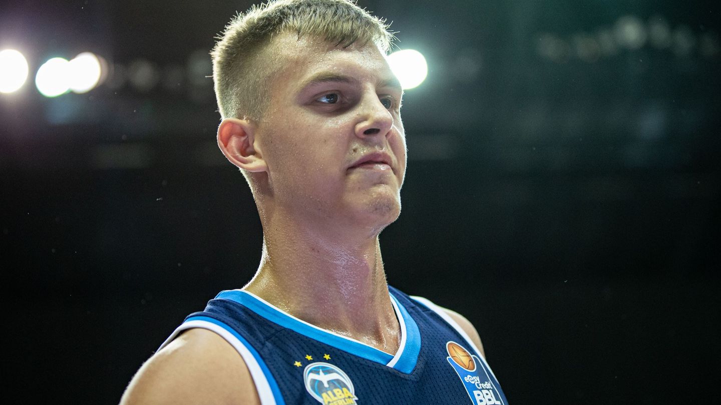 Lorenz Brenneke (hier noch im Trikot von Alba Berlin) verlässt die Frankfurt Skyliners. (Archivbild) Foto: Andreas Gora/dpa