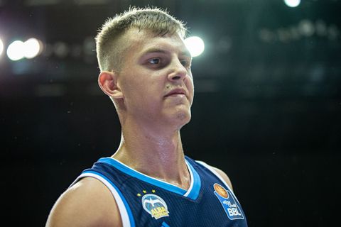 Lorenz Brenneke (hier noch im Trikot von Alba Berlin) verlässt die Frankfurt Skyliners. (Archivbild) Foto: Andreas Gora/dpa