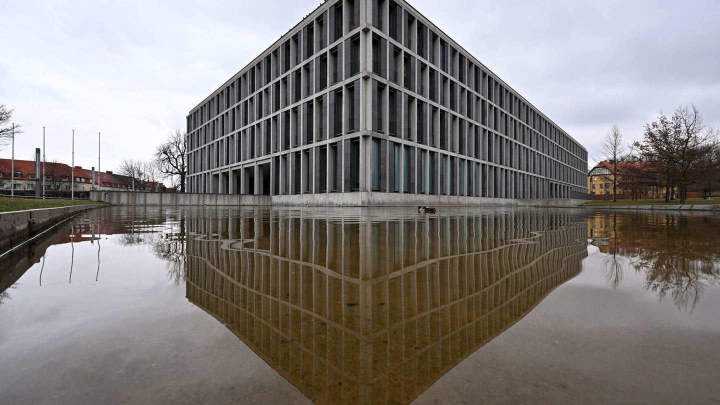 Kopftuchurteil-Urteil-Kontrolleurin-am-Flughafen-darf-Kopftuch-tragen