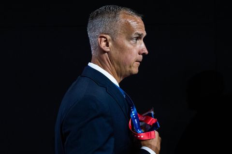 Corey Lewandowski im Profil und einem dunklen Hintergrund