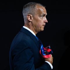 Corey Lewandowski im Profil und einem dunklen Hintergrund