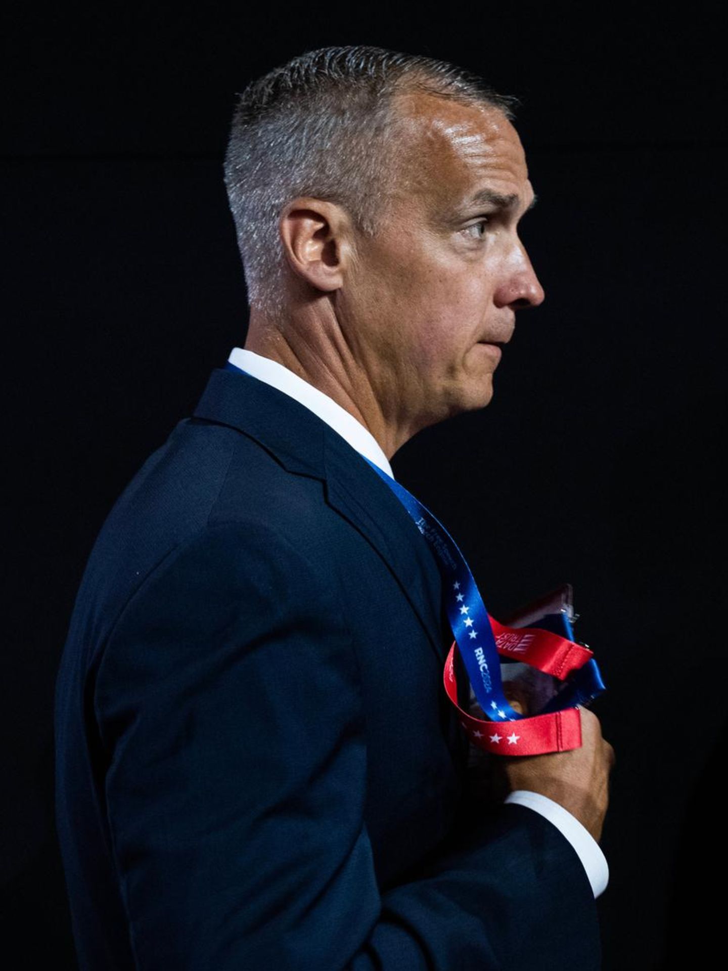 Corey Lewandowski im Profil und einem dunklen Hintergrund