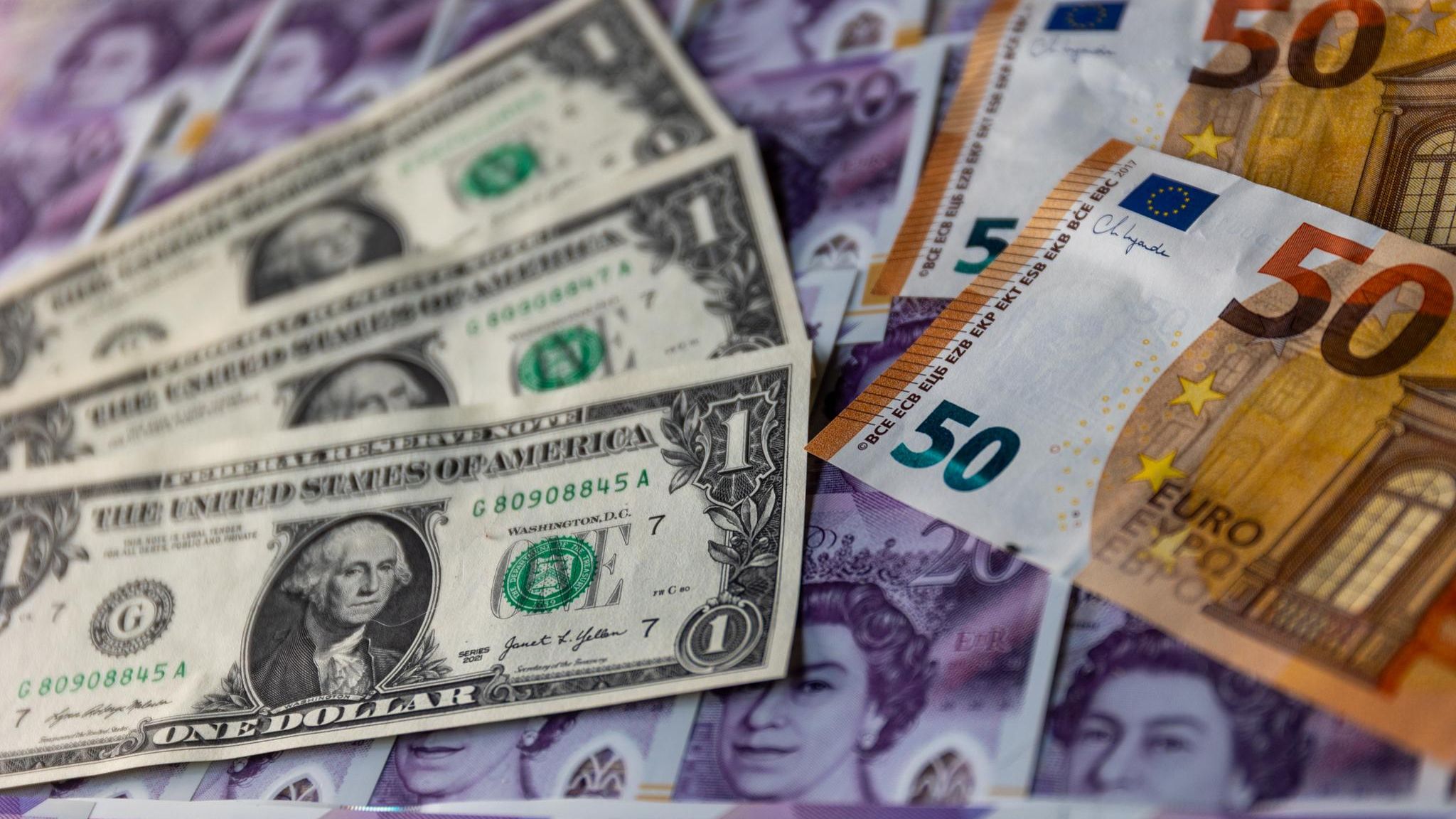 Der US-Dollar hat durch die Politik von Präsident Donald Trump deutlich an Wert zum Euro und Pfund verloren.