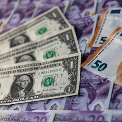 Der US-Dollar hat durch die Politik von Präsident Donald Trump deutlich an Wert zum Euro und Pfund verloren.