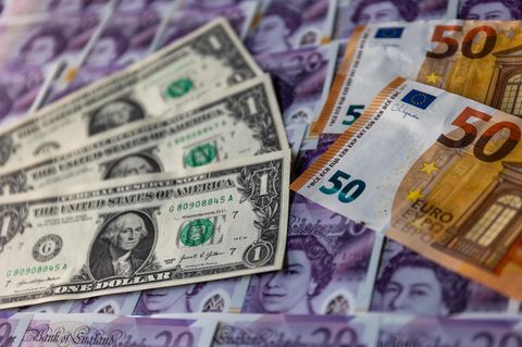 Der US-Dollar hat durch die Politik von Präsident Donald Trump deutlich an Wert zum Euro und Pfund verloren.