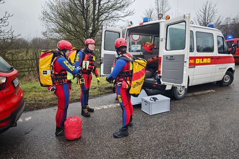 Taucher suchen nach dem Vermissten. Foto: -/Kreisverwaltung Bad Kreuznach Brand- und Katastrophenschutz – Rettungsdienst/dpa