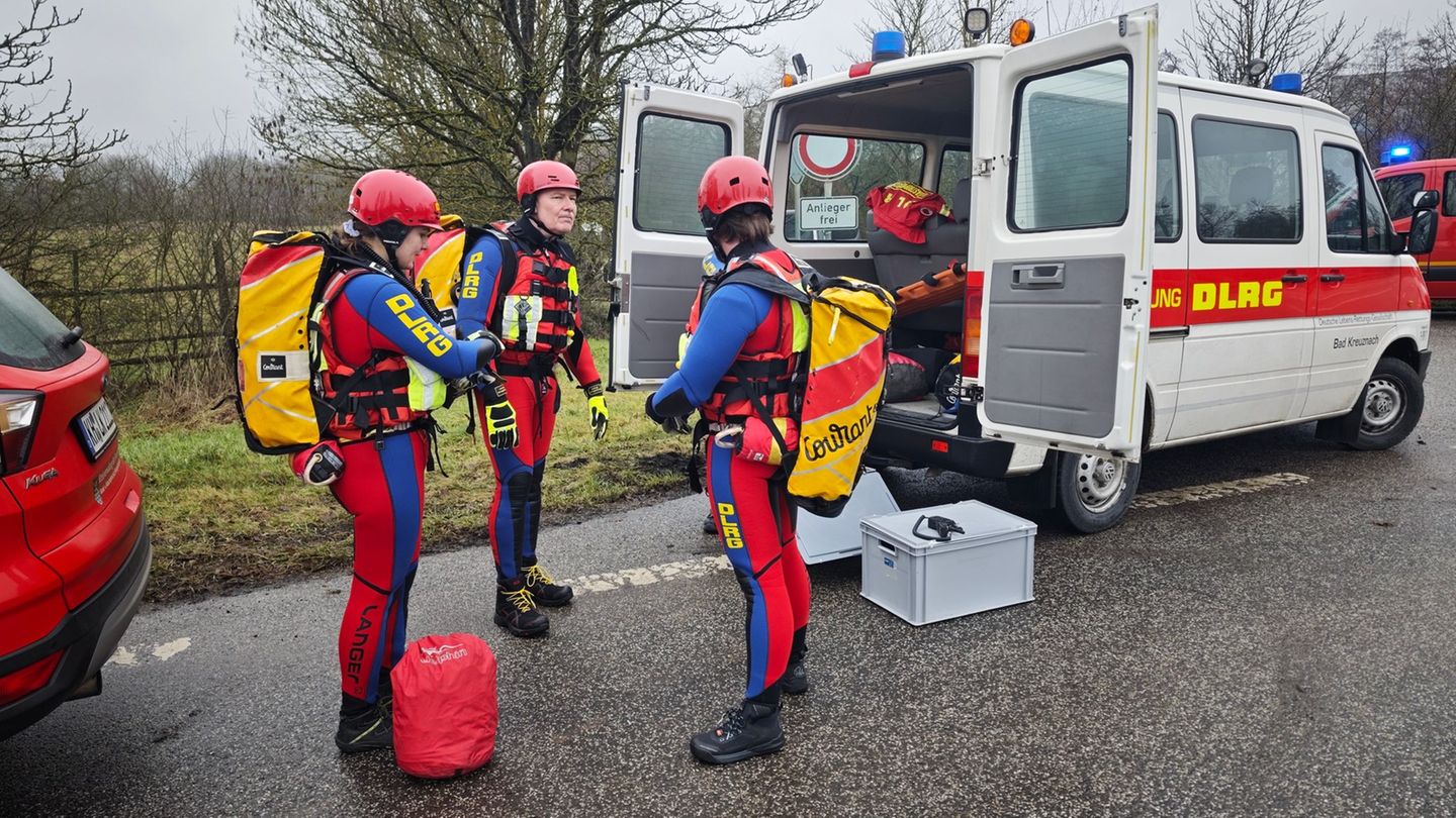 Taucher suchen nach dem Vermissten. Foto: -/Kreisverwaltung Bad Kreuznach Brand- und Katastrophenschutz – Rettungsdienst/dpa