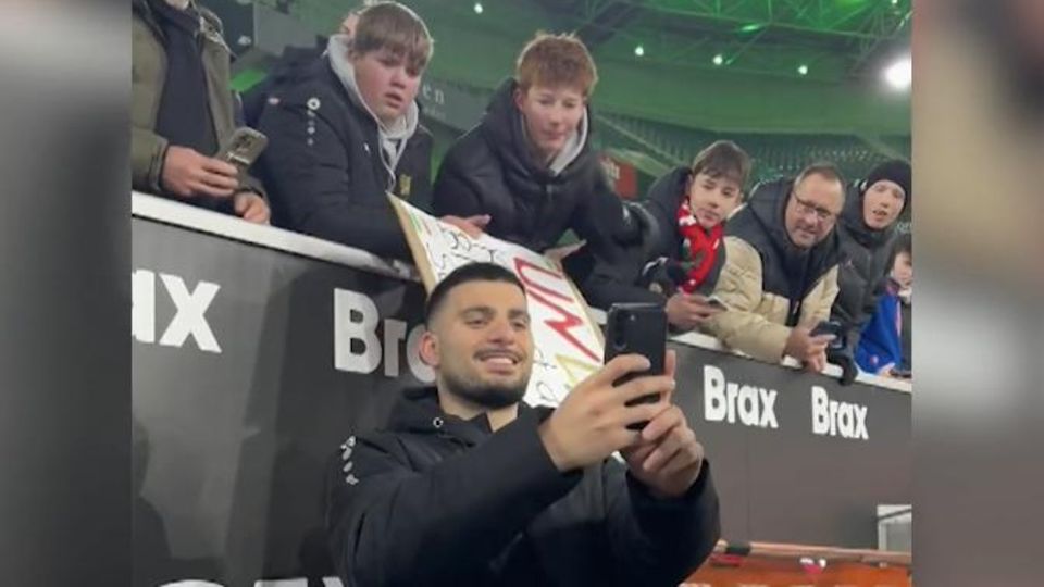 Mama ruft während Selfie an - Undav-Szene geht viral