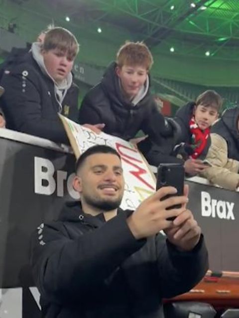 Mama ruft während Selfie an - Undav-Szene geht viral