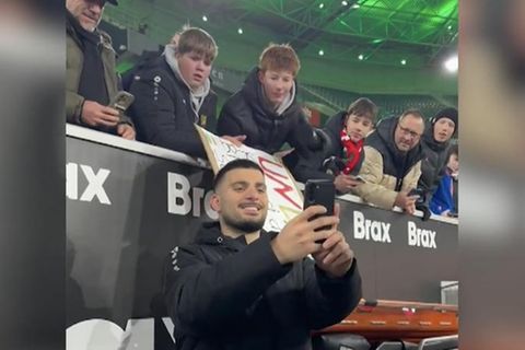 Mama ruft während Selfie an - Undav-Szene geht viral