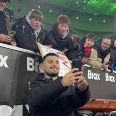 Mama ruft während Selfie an - Undav-Szene geht viral