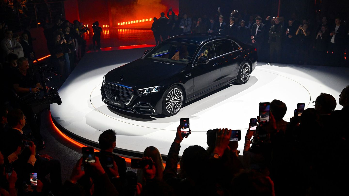 So sieht die neue Variante des Mercedes-Flaggschiffs aus. Foto: Marijan Murat/dpa