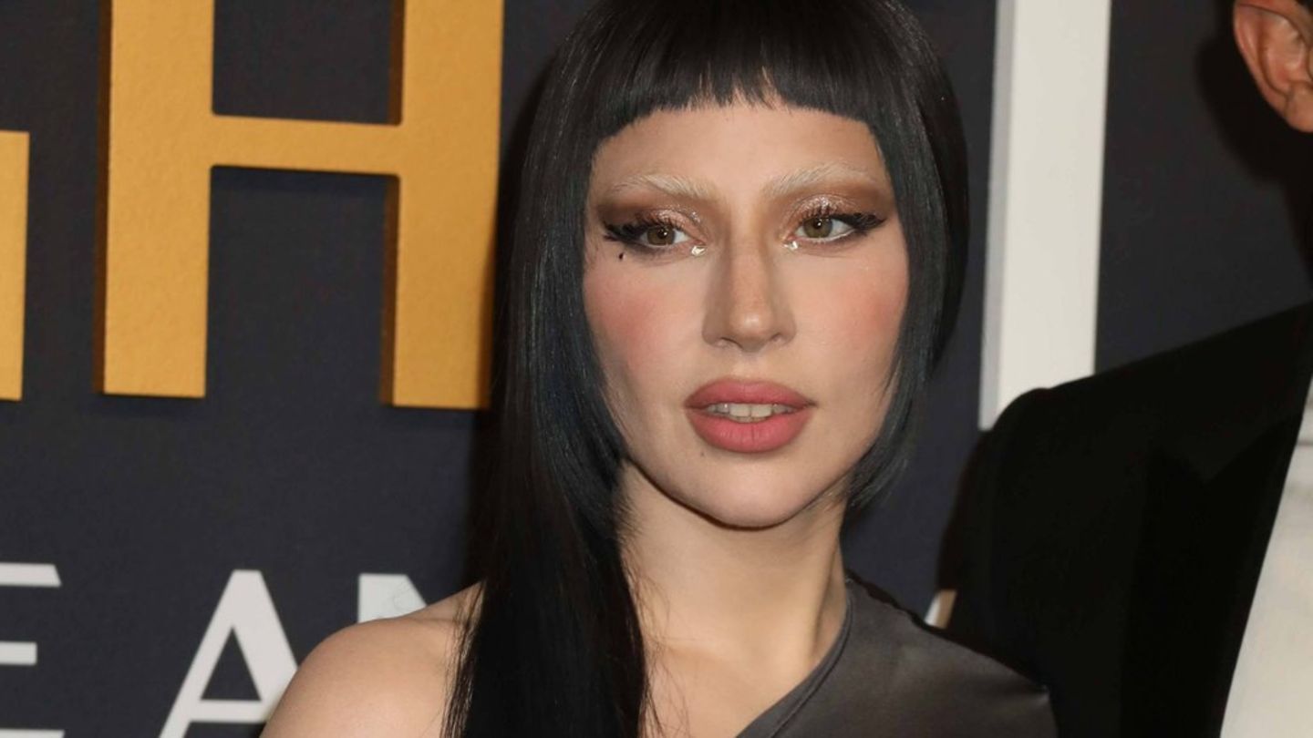 Lady Gaga steht am Sonntag bei den Grammys auf der Bühne.