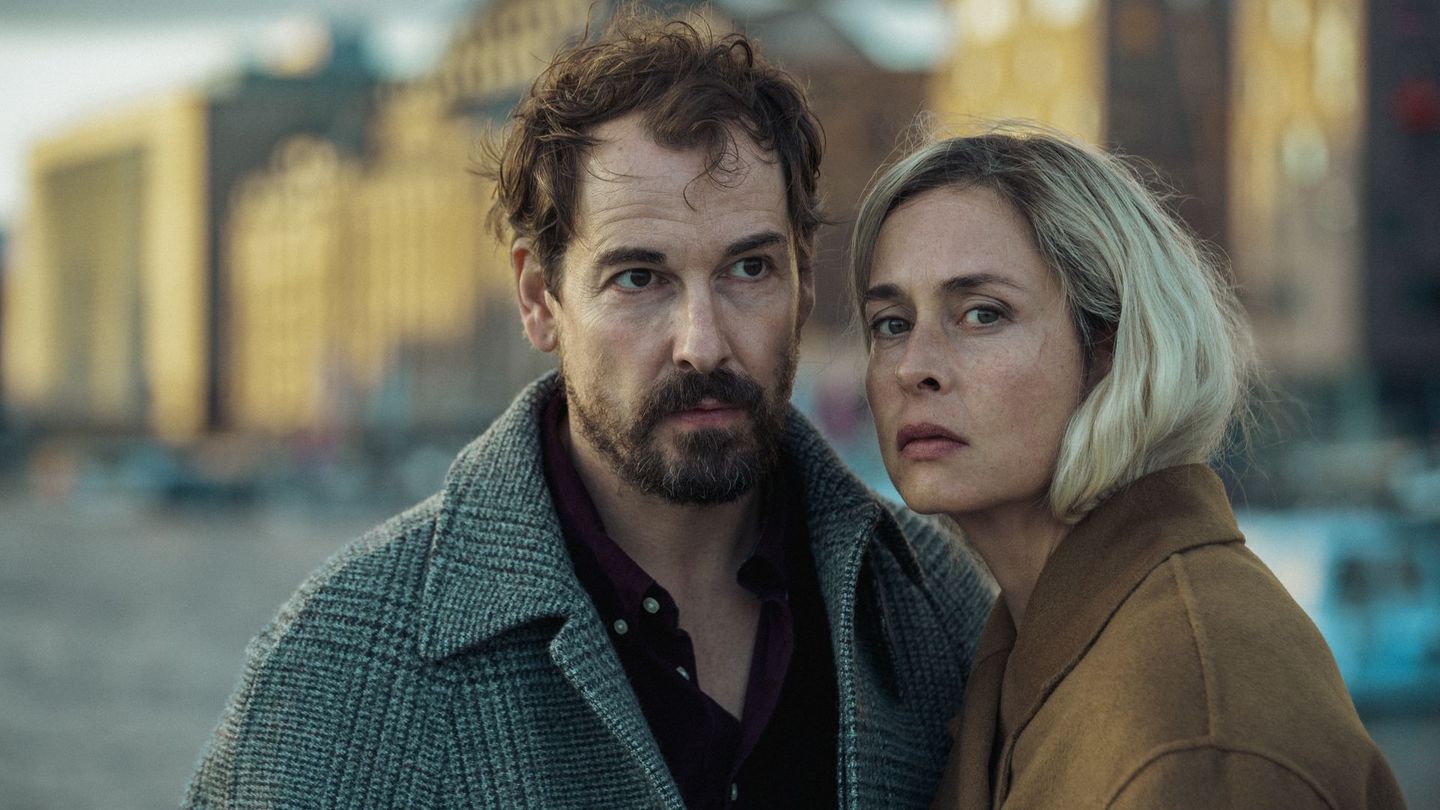 Simon (Felix Kramer) und Meret (Susanne Wolff) sind nicht die echten Namen der beiden Exagenten. Seit Jahren leben sie ein relativ ruhiges Familienleben – bis sie nun von ihrer Vergangenheit eingeholt werden.