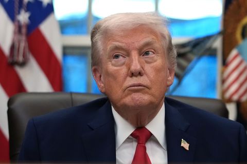 Trump erhöht den Druck auf Kuba - und setzt dafür einmal mehr auf Zölle. Foto: Allison Robbert/AP/dpa