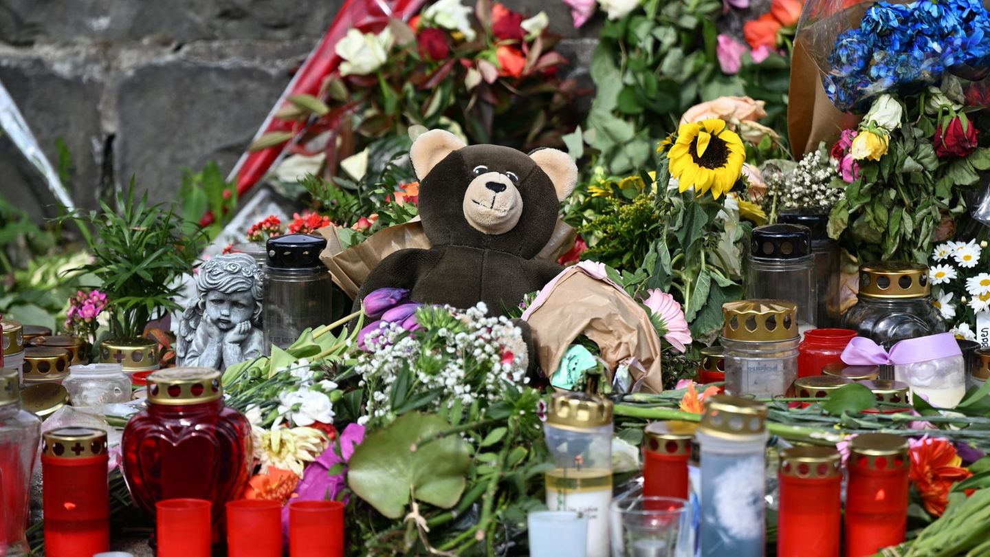 Blumen und Kerzen stehen an der Unfallstelle in Remscheid. Hier wurden zwei junge Frauen von einem stark motorisierten Auto erfa