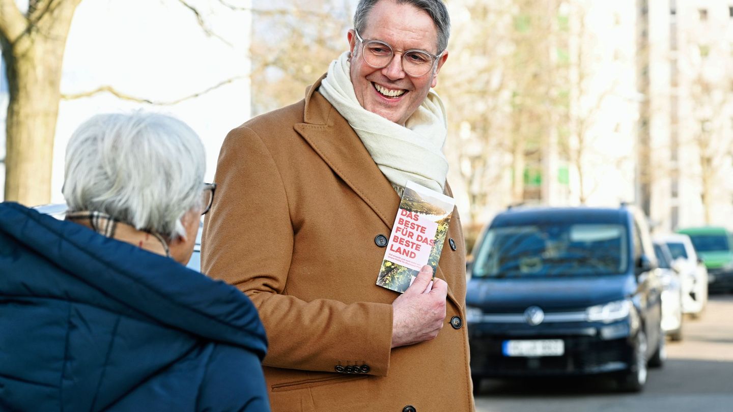 Ministerpräsident Alexander Schweitzer (SPD) hört im Wahlkampf zur Entspannung Musik - und verzichtet ganz auf Alkohol. Foto: Uw