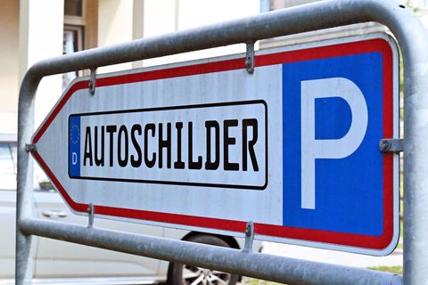 Für manche Autobesitzer ist das Kennzeichen mehr als ein Blechschild - es kann die regionale Verbundenheit ausdrücken. (Symbolbi