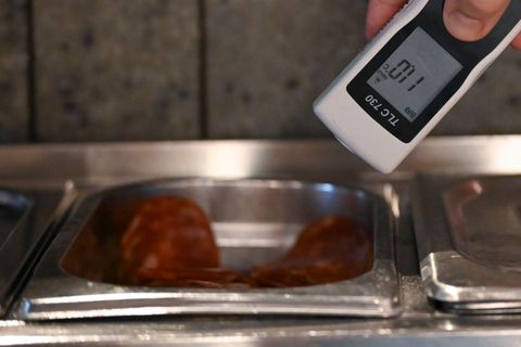 Betriebe, die Lebensmittel verarbeiten, müssen regelmäßig kontrolliert werden. (Symbolbild) Foto: Katharina Kausche/dpa