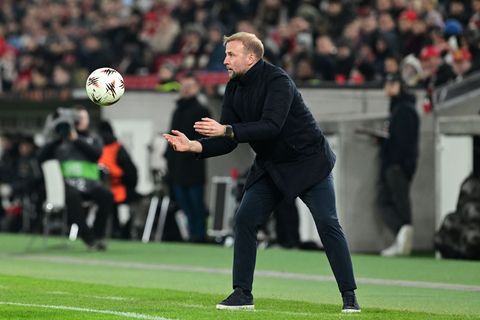 Für Sebastian Hoeneß und den VfB Stuttgart geht es in der Zwischenrunde weiter. Foto: Bernd Weißbrod/dpa