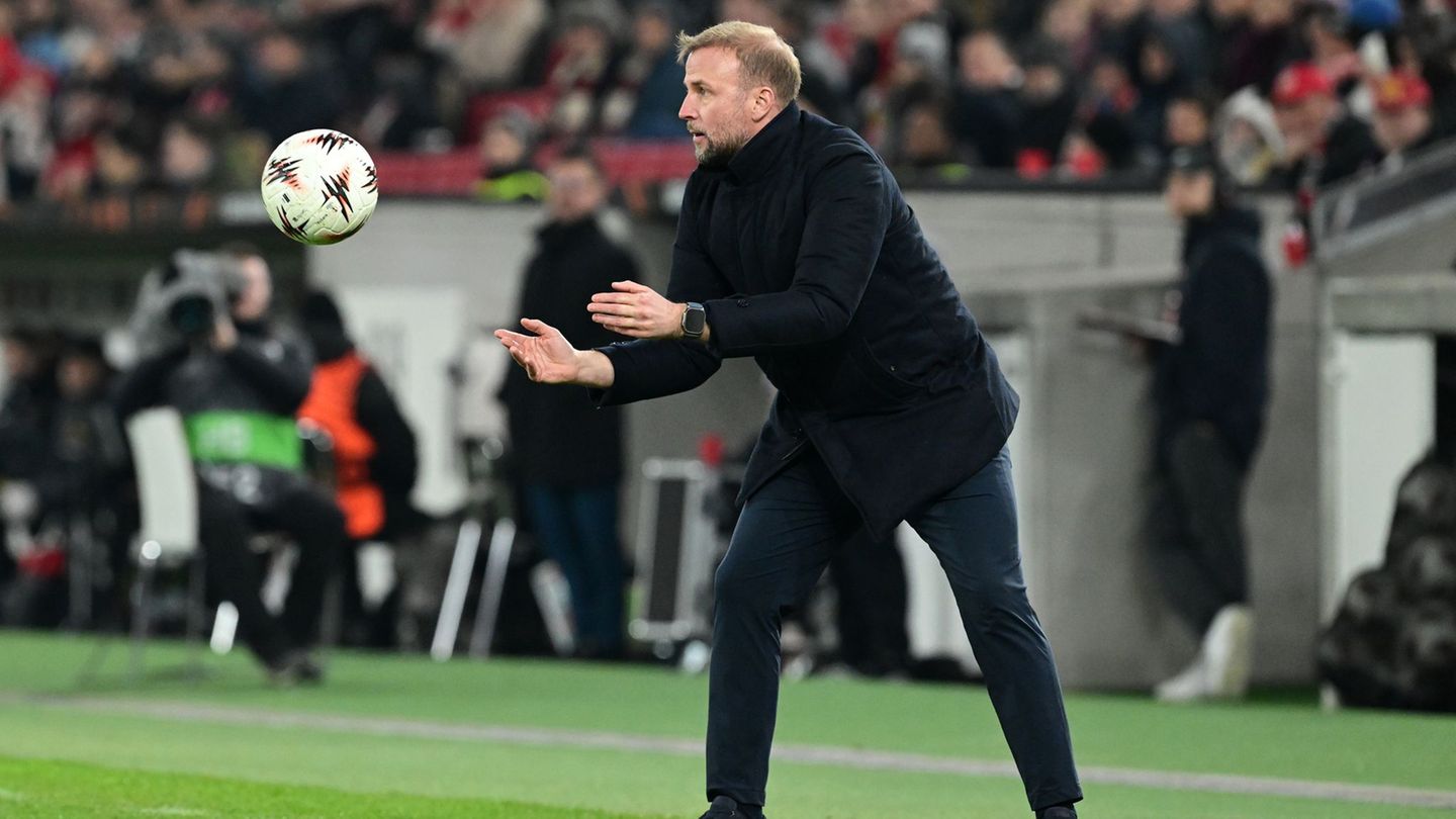 Für Sebastian Hoeneß und den VfB Stuttgart geht es in der Zwischenrunde weiter. Foto: Bernd Weißbrod/dpa