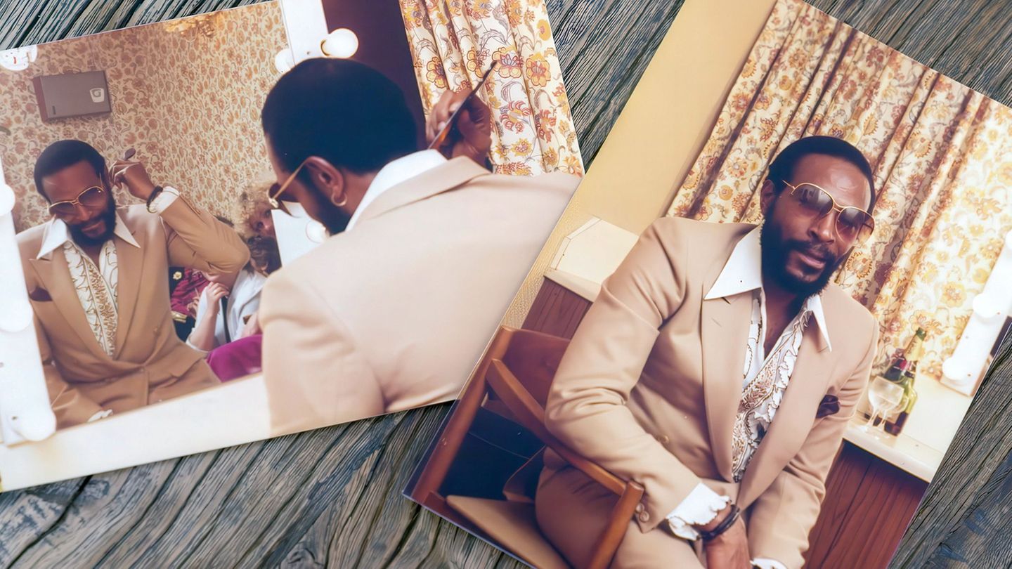 Das Bild zeigt zwei Fotos des Soulsängers Marvin Gaye im Bühnenoutfit in Ostende, Belgien, 1981, in dem Dokumentarfilm "Marvin G