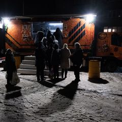 In Kiew stehen Bürger für warme Mahlzeiten Schlange, da es in vielen Häusern weder Strom noch Fernwärme gibt. Foto: Danylo Anton